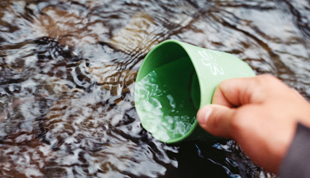 tasse dans l'eau