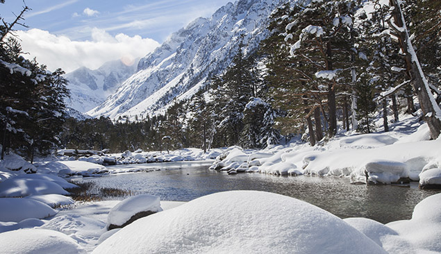 rivière enneigée Pyrénées