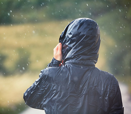 Randonneur sous la pluie