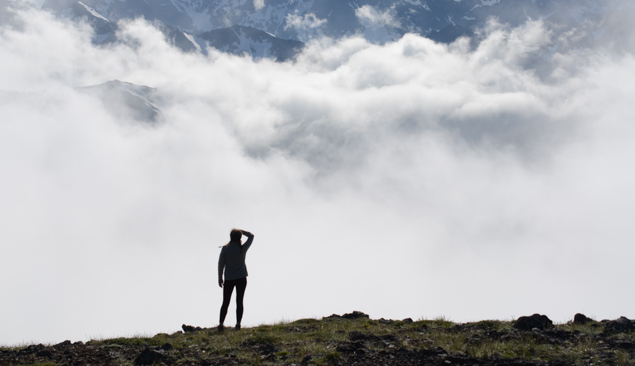 randonneuse sommet d'une montagne