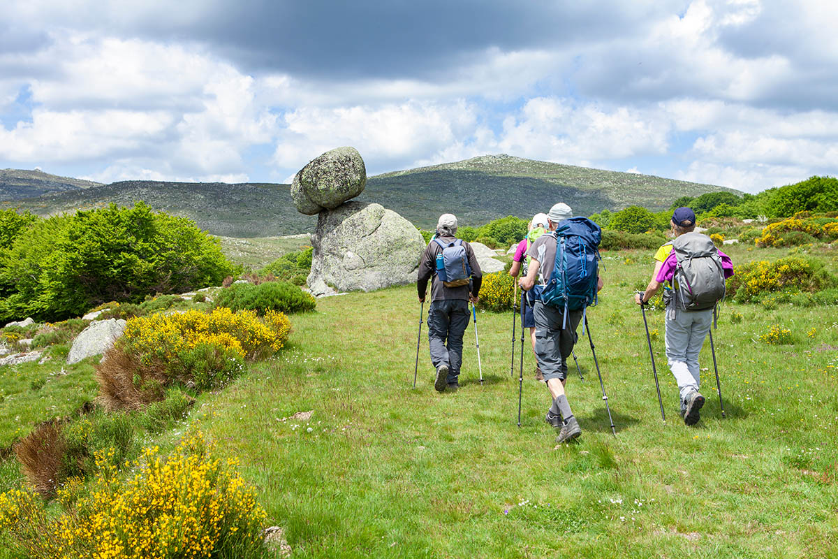 Randonneurs en groupe sur le chemin de Stevenson en Lozère