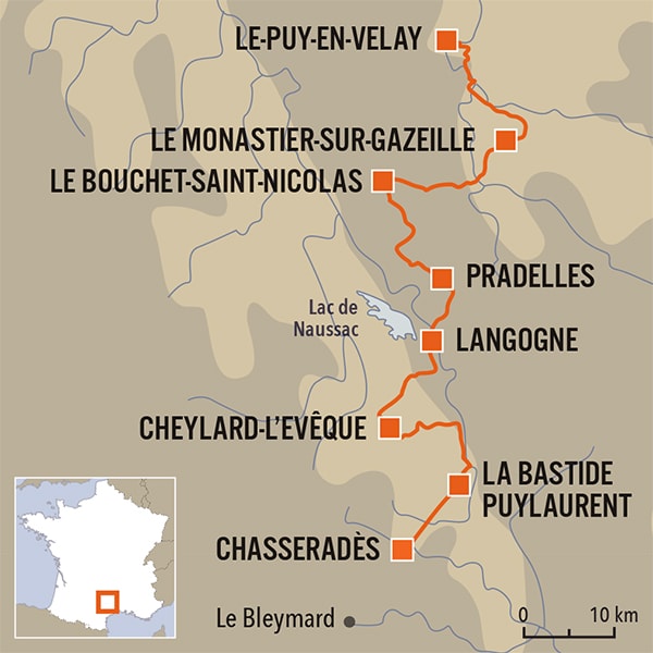 Sur les traces de la bete du gevaudan a pied 35 promenades et randonnees