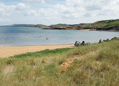 Randonnée à vélo pause sur une plage de Minorque