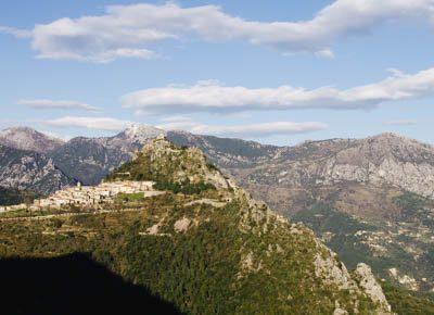 Village au sommet des montagnes de la côte d'Azur