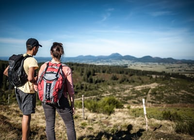 Volcans et lacs d’Auvergne avec un âne