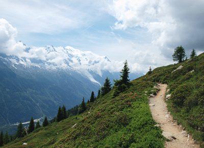 Sentier avec vue sur le massif du Mont Blanc
