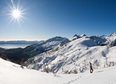 Femme face au Massif des Bauges