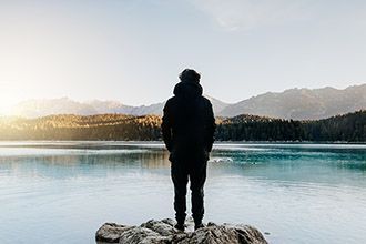 randonneur près d'un lac - Adobe stock