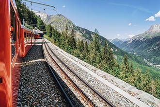 Le train, allié pour découvrir les Alpes en randonnée - AdobeStock