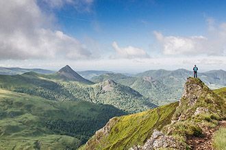 Panorama sur les Monts du Cantal - AdobeStock