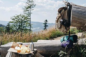 Randonnée en France et fromage - AdobeStock