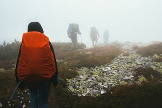 Randonner sous la pluie - Adobe Stock