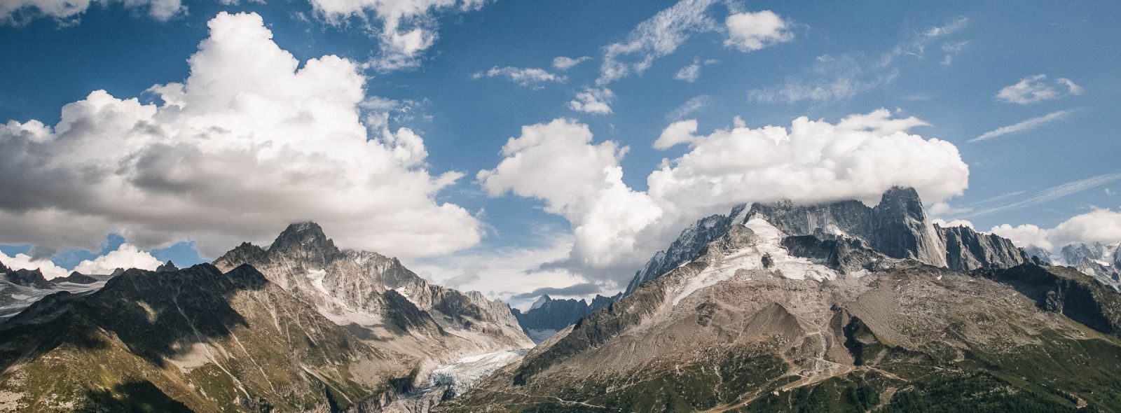 Unsplash Simon Fitall Randonnée dans les Alpes