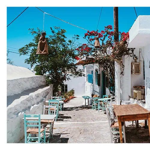Soleil et terrasses dans les Cyclades en Grèce - Unsplash
