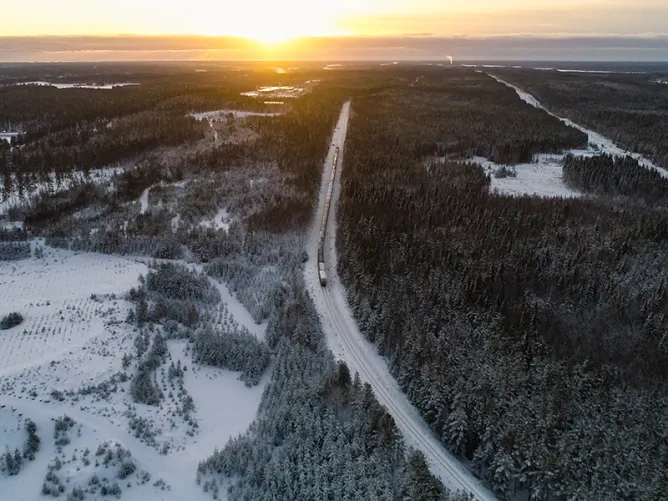 Un train dans la neige au milieu de la Toundra finlandaise - AdobeStock - DRonneberg
