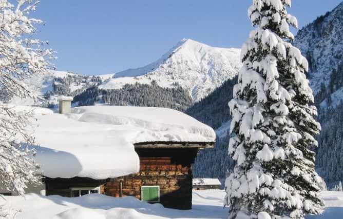 gdangle chalet sous la neige dans la vallée de l'allgau, en allemagne