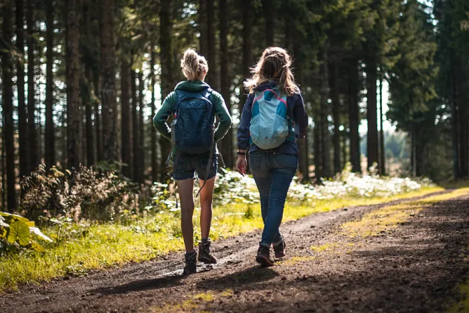 Deux randonneuses sur un chemin