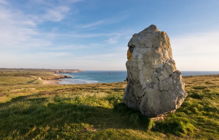 j2_menhir-plage_de_la_palue-pointe_de_lostmarch-adobestockerwan_le_roux