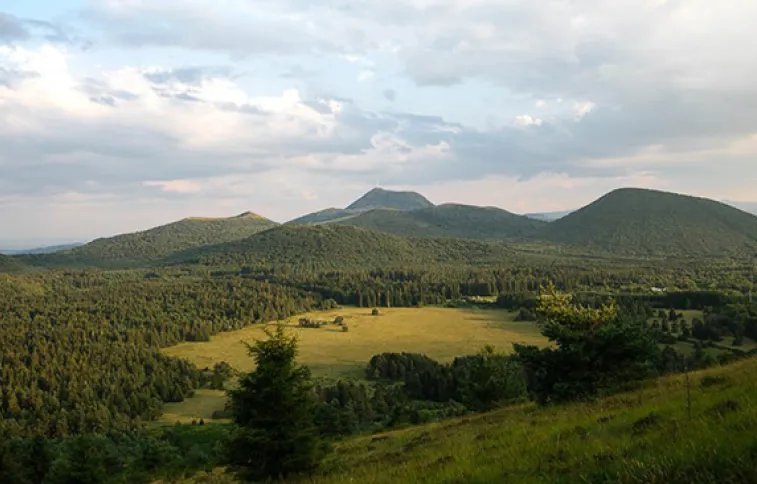 panorama-chaine-puys-cantal-fvoileau