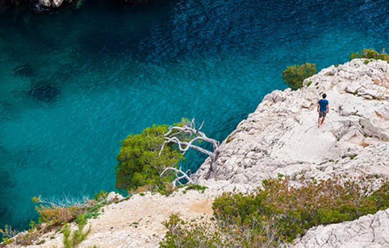 parc-national-calanques-randonnee-adobestock