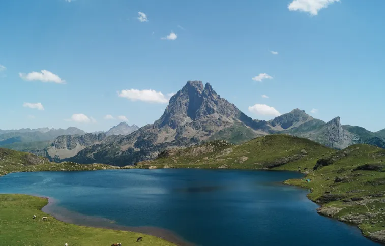 randonnee-pic-ossau-pyrenees-centrales-adobestockjccollet