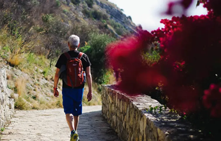 randonneur-chemin-montagne-italie