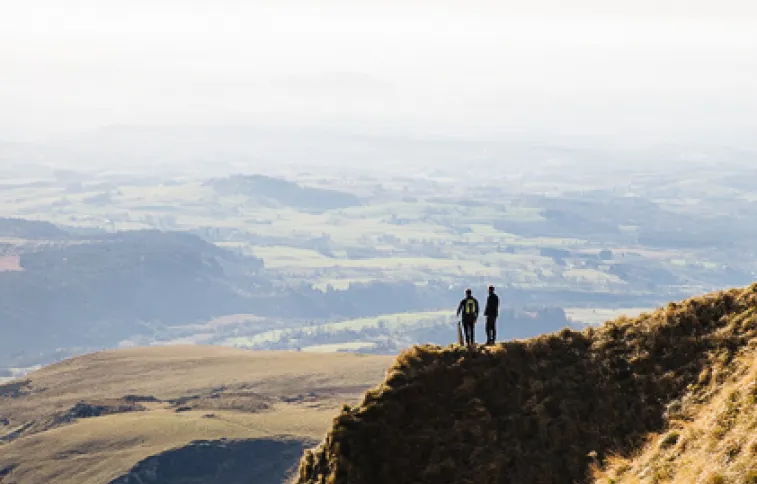 randonneurs-massif-sancy-auvergne-unsplashantoine-boissonot