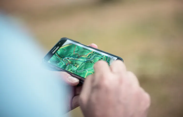 carte-gps-telephone-unsplash-linda