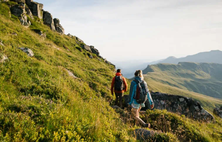 chemin-randonnee-monts-cantal