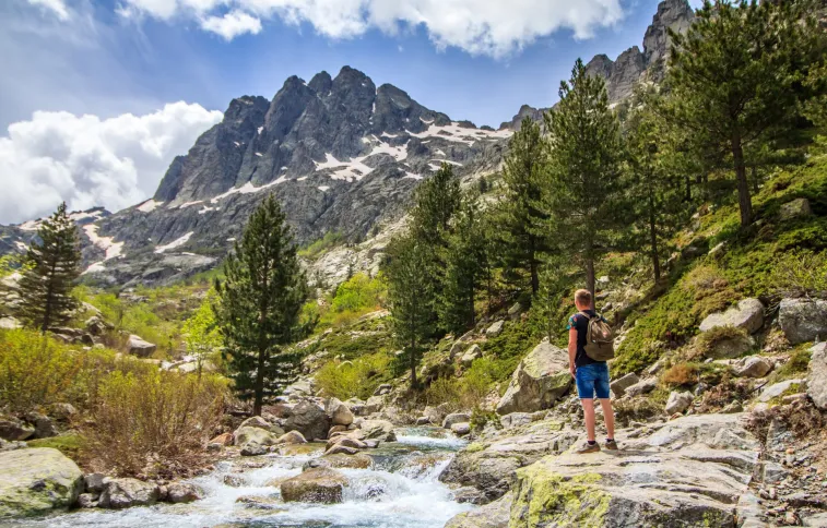 randonneur-sur-les-sentiers-corses_rokas-adobestock-min.jpeg