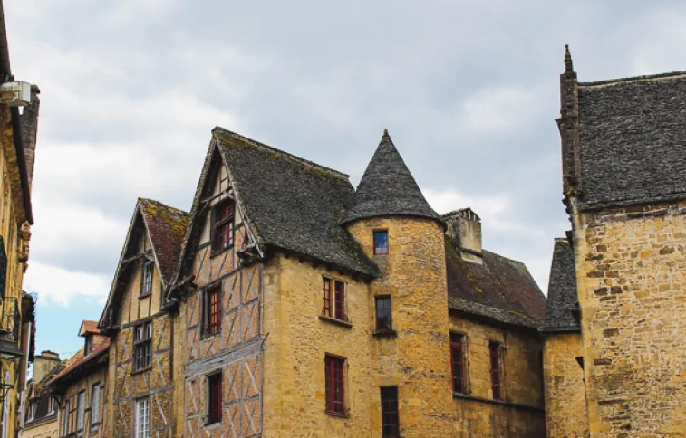 village-sarlat-sudouest-unsplash-tomparkes.jpg