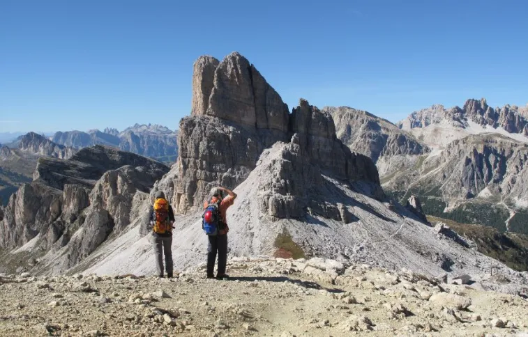 randonneurs autour tre cime, dolomites, italie