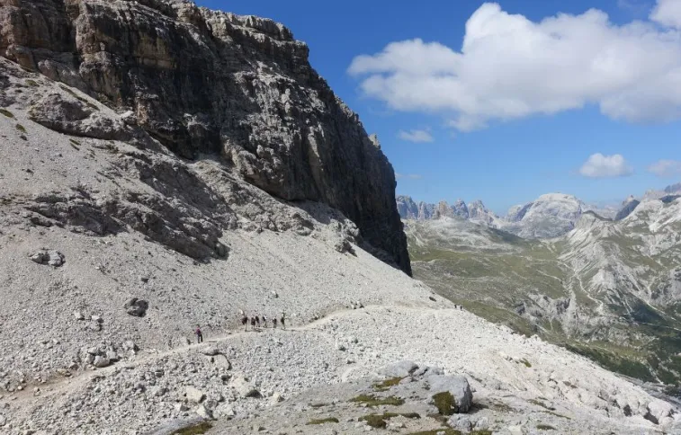 Randonneurs autour de tre cime, dolomites, italie
