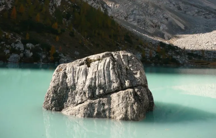 Eau bleu lac sorapis, dolomites, Italie