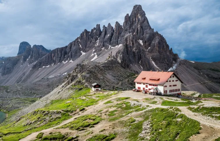 refuge locatalli, dolomites, italie