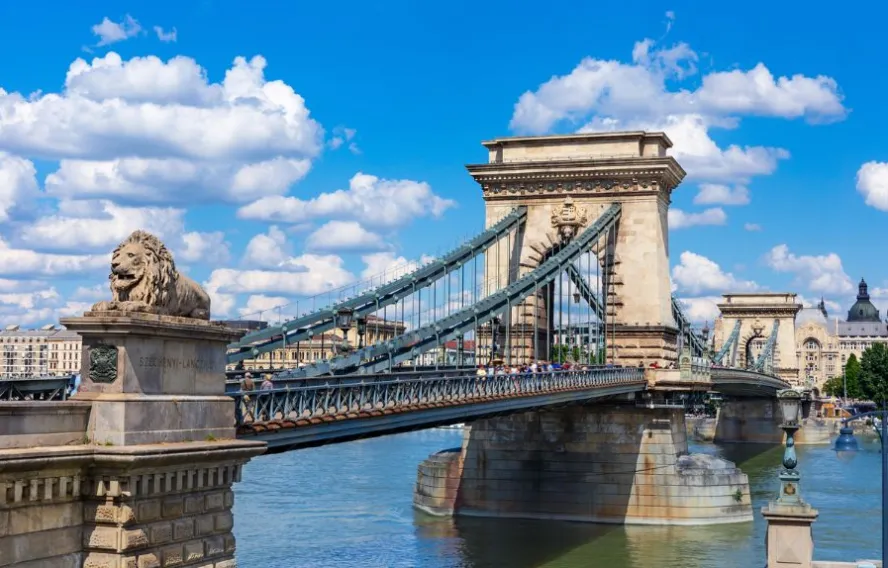 port-aux-chaines-budapest