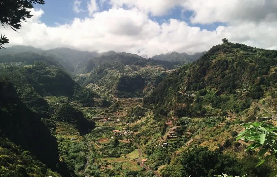 L. Goncalves Paysages montagneux de Madère