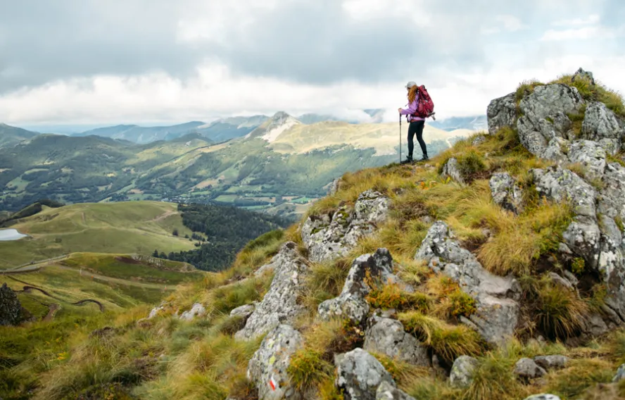 HellolaRoux Amélie Blondiaux Randonneuse dans le Cantal
