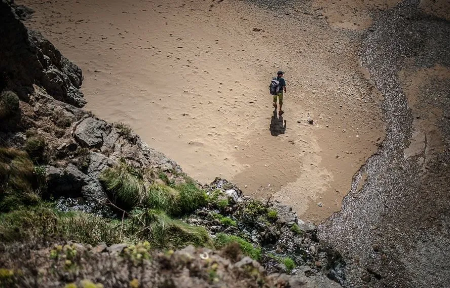randonneur sur une plage des îles anglo-normandes