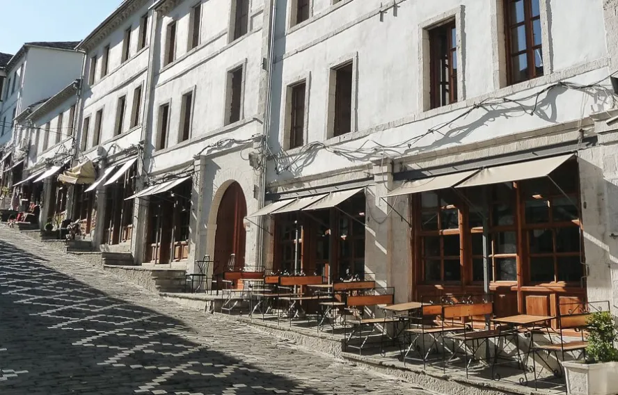 Gjirokaster- restautrant-rue-traditionnelle-albanie