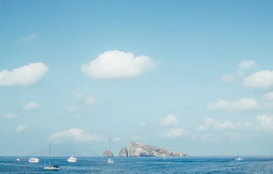 Vue sur Basiluzzo depuis Panarea, îles eoliennes, italie. 