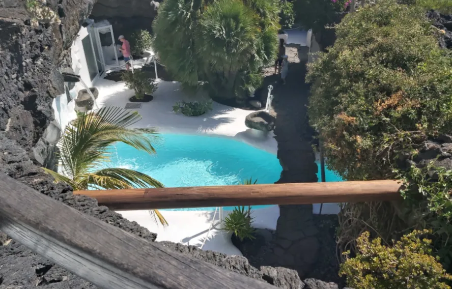 Piscine fondation césar Manrique