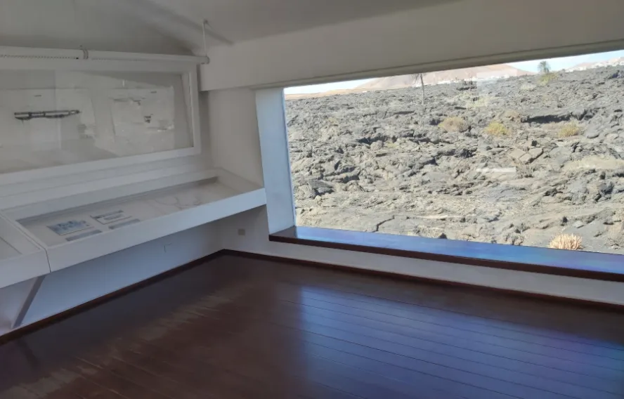 Baie vitrée avec vue sur le champ de lave, fondation César Manrique