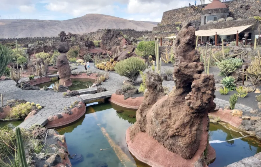 Jardin de Cactus avec vue sur le petit moulin