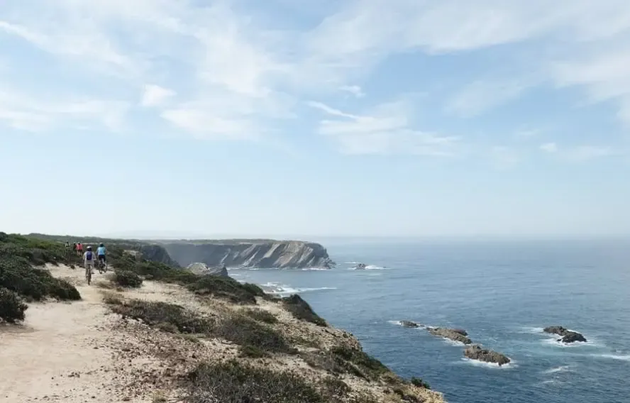 cycliste le long de la rota vicentina, portugal