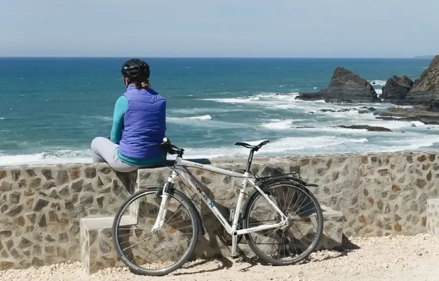 cycliste le long de l'océan, rota vicentina