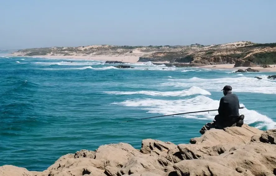 pecheur sur la rota vicentina, portugal