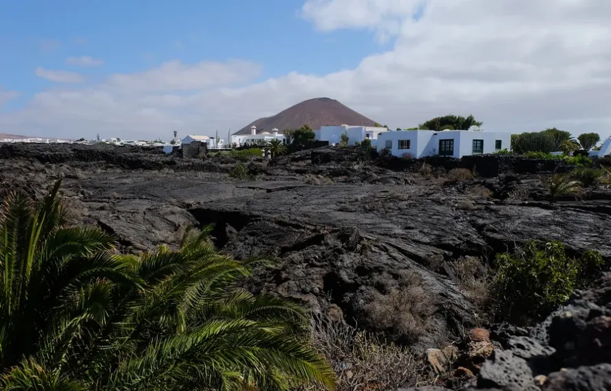 Randonnée autour des sols volcaniques et des villages blancs