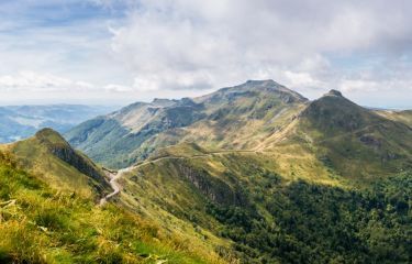 Image Sur le volcan du Cantal avec un âne