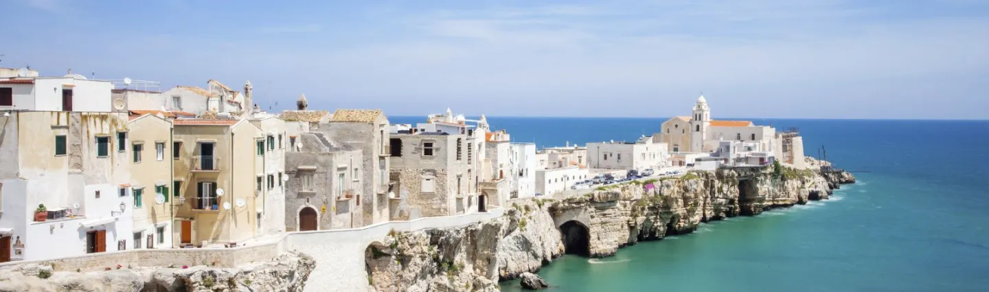 village-mer-pouilles-istock-poike